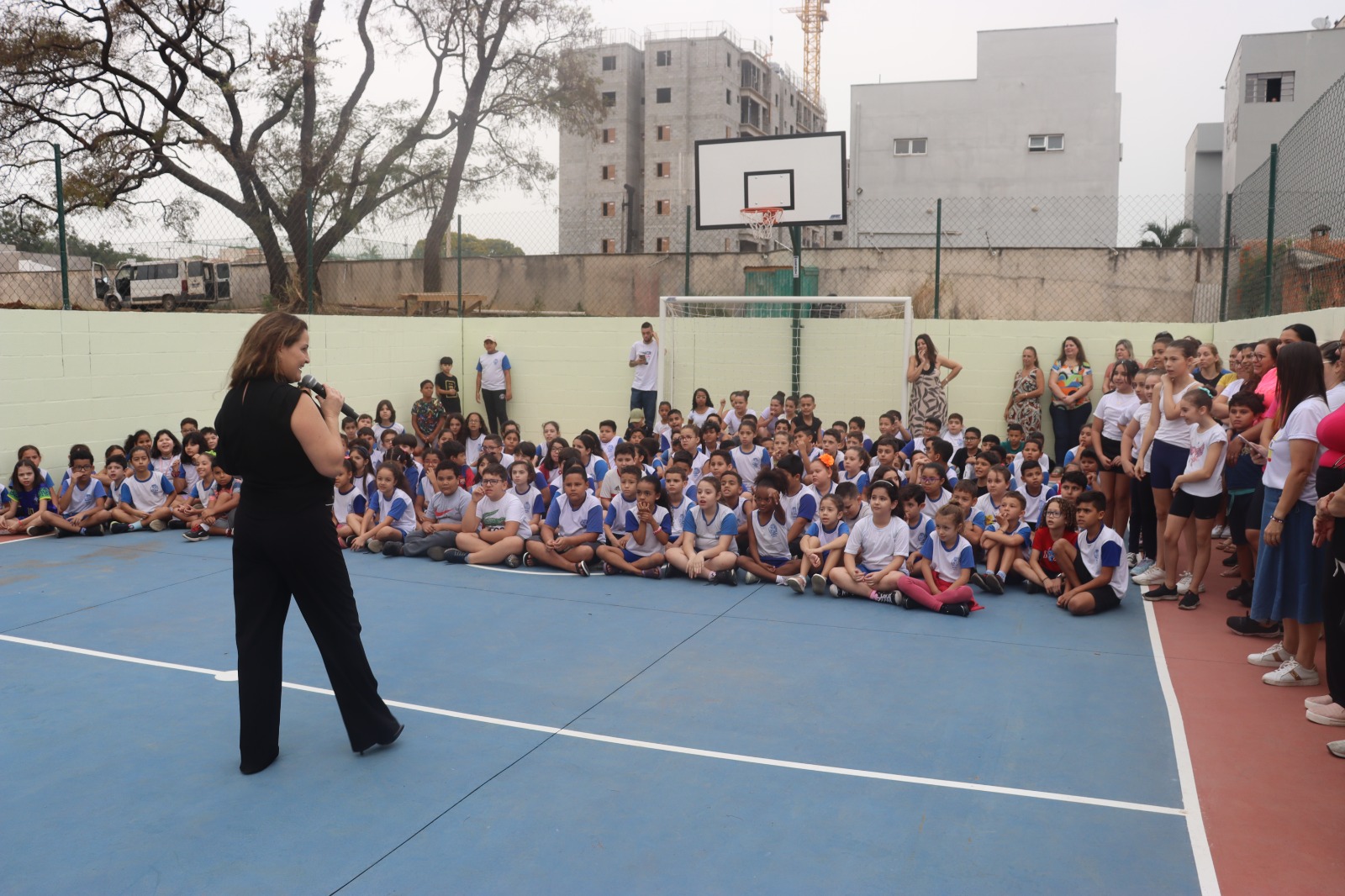 Leia mais sobre o artigo Secretaria de Educação entrega quadra e tanque de areia do CEMUS VI