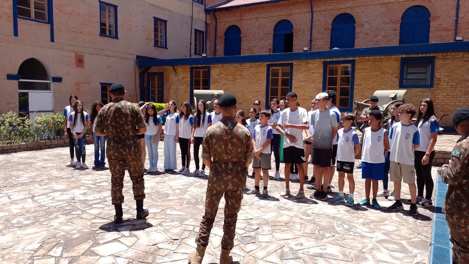 Leia mais sobre o artigo Alunos da Escola Maria Constança participam de Ato Cívico no Regimento Deodoro